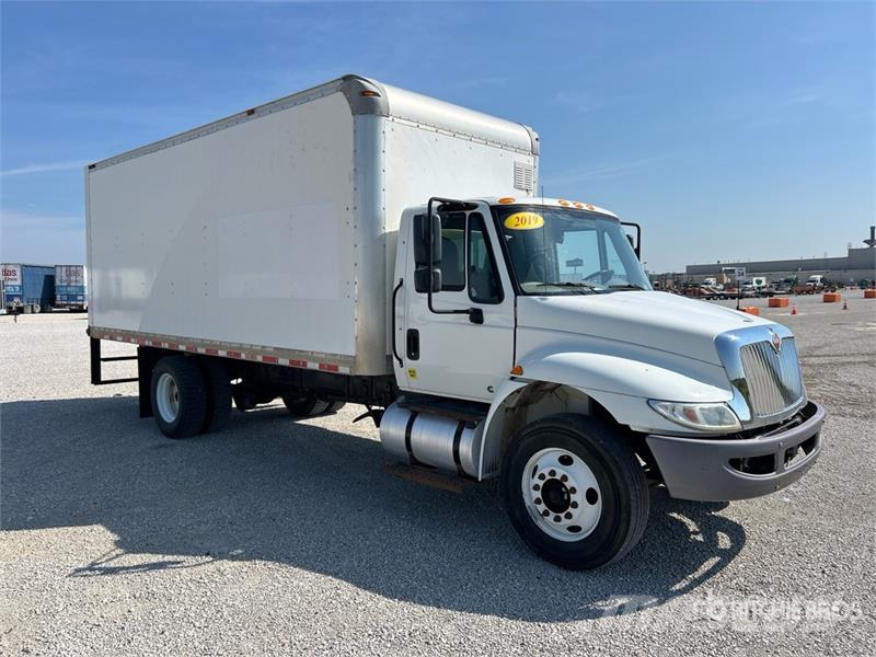 International 4300 شاحنات ذات هيكل صندوقي
