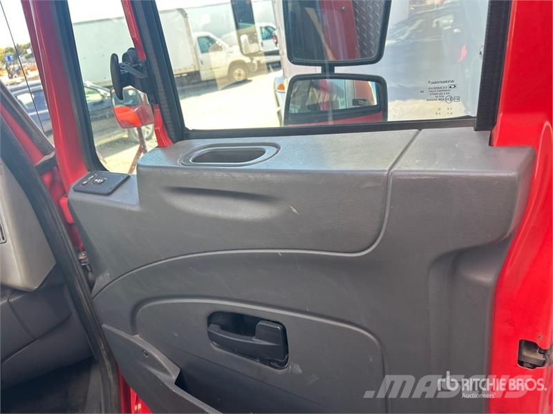 International 4300 Caminhões com cortinas laterais