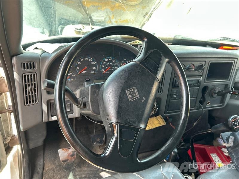 International 4300 Samochody ciężarowe ze skrzynią zamkniętą