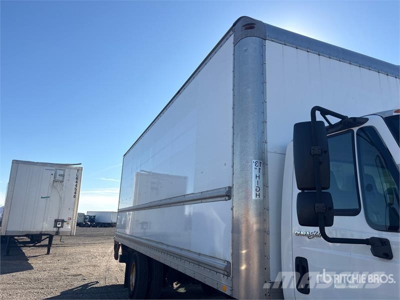 International 4300 شاحنات ذات هيكل صندوقي