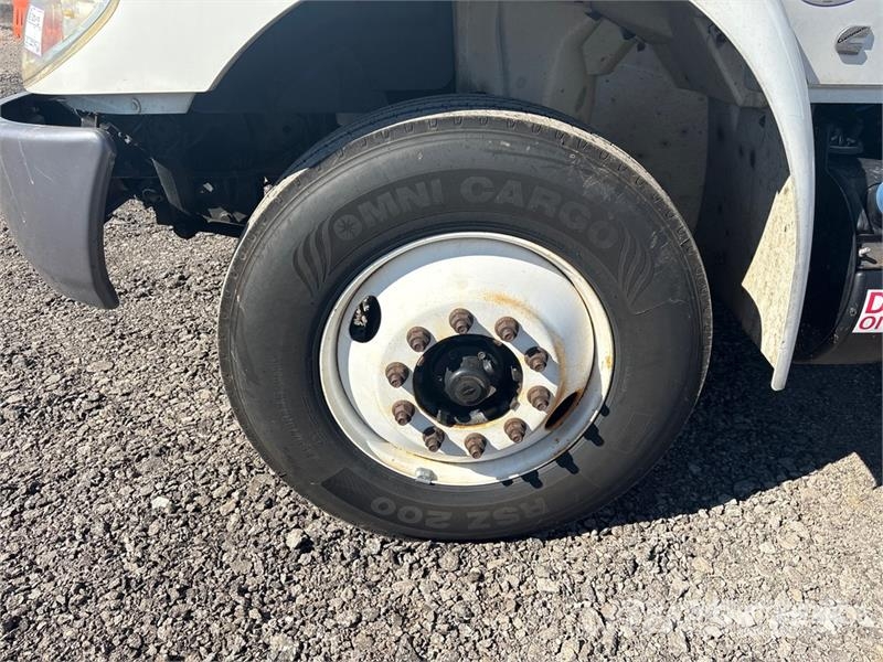 International 4300 Sunkvežimiai su dengtu kėbulu