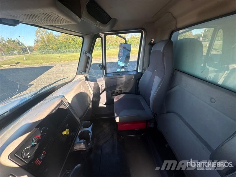 International 4300 شاحنات ذات هيكل صندوقي