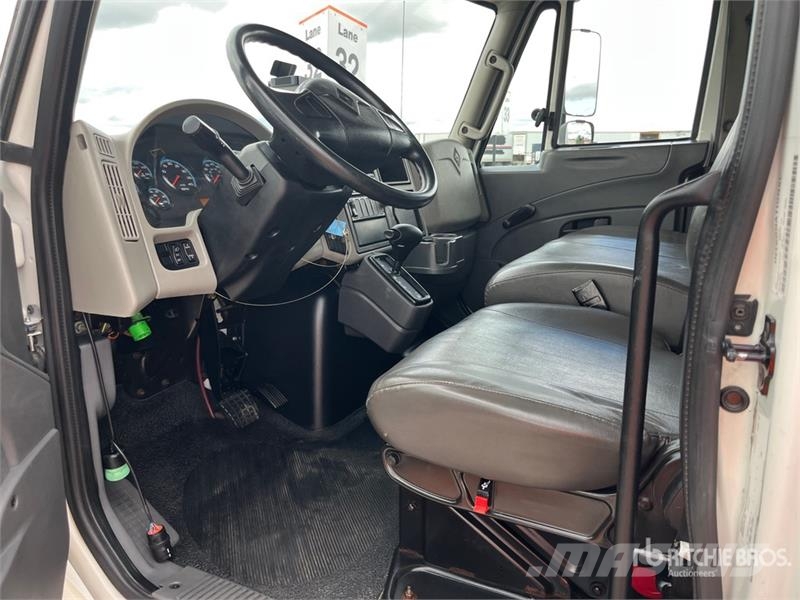 International 4300 شاحنات ذات هيكل صندوقي