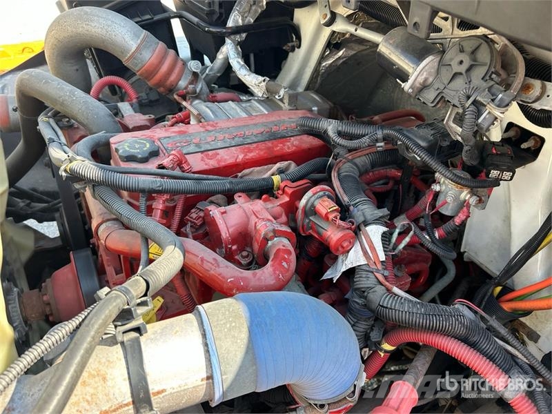 International 4300 شاحنات ذات هيكل صندوقي