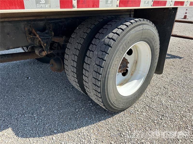 International 4300 شاحنات ذات هيكل صندوقي