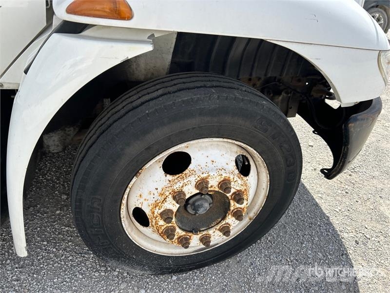 International 4300 Samochody ciężarowe ze skrzynią zamkniętą