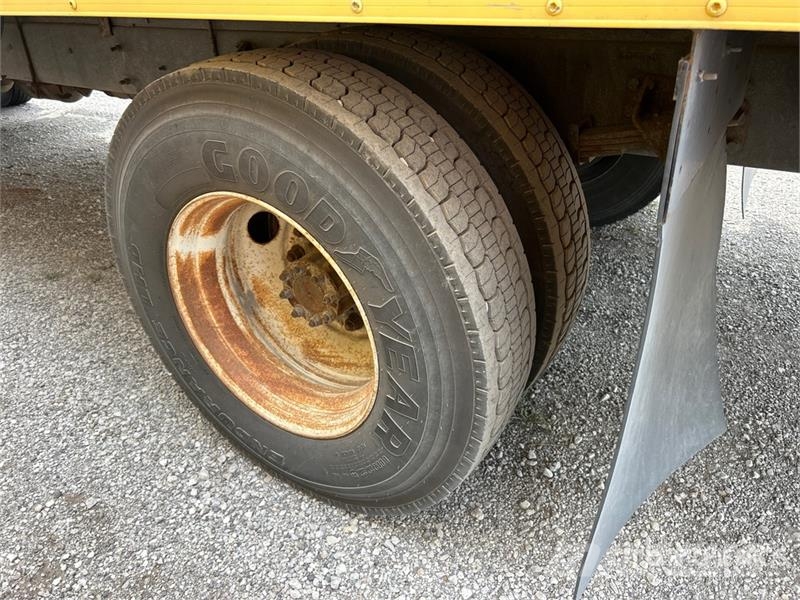 International 4300 Samochody ciężarowe ze skrzynią zamkniętą