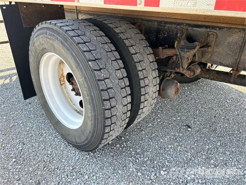 International 4300 شاحنات ذات هيكل صندوقي