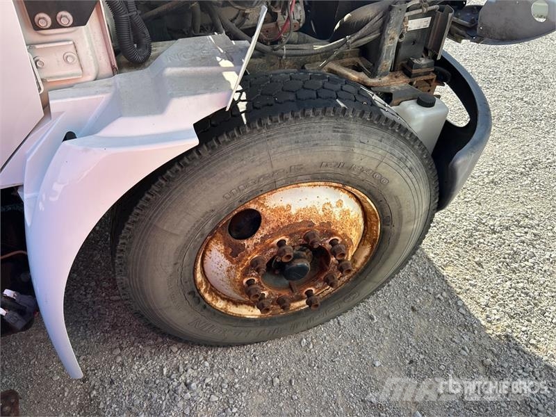 International 4300 Samochody ciężarowe ze skrzynią zamkniętą