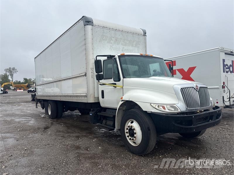 International 4300 Camiones con caja de remolque