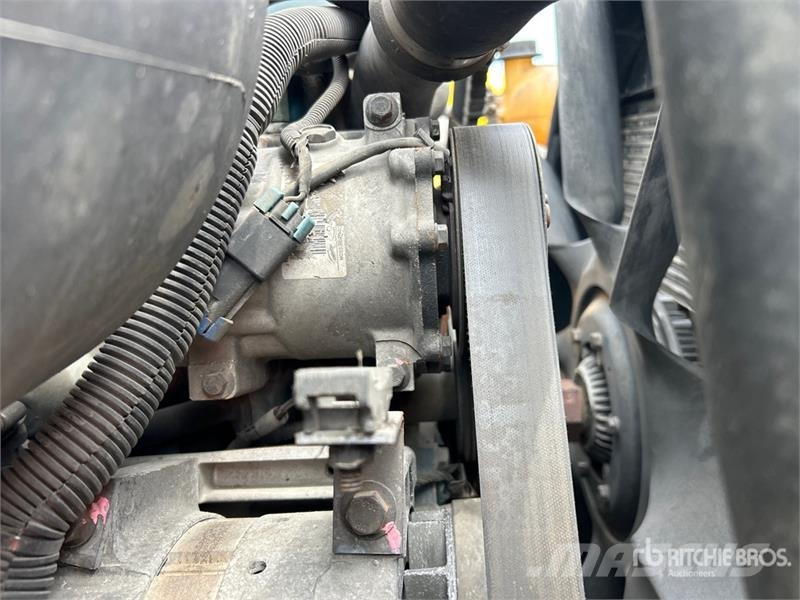 International 4300 Samochody ciężarowe ze skrzynią zamkniętą