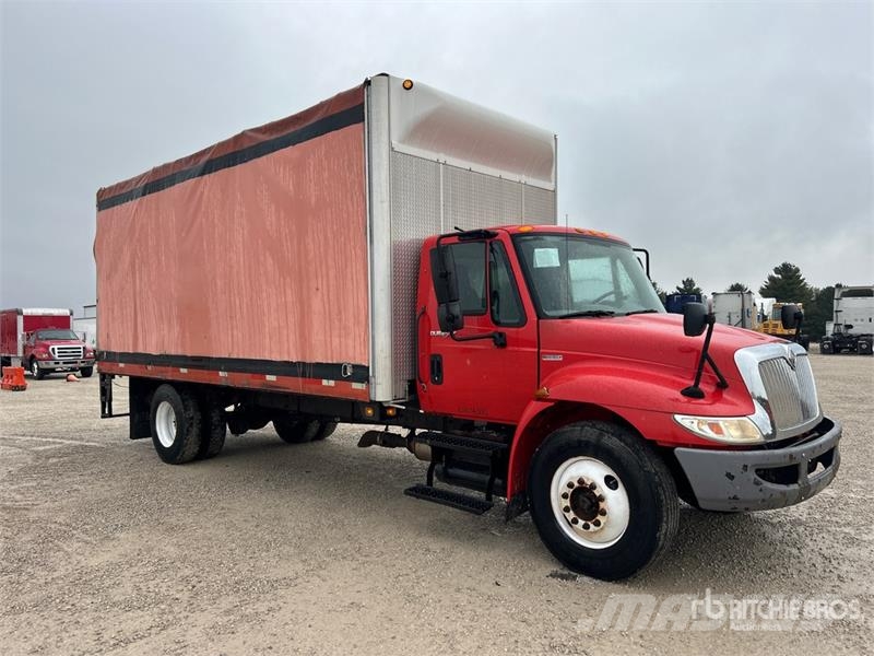 International 4300 Caminhões com cortinas laterais