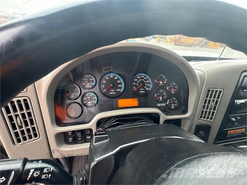 International 4300 Camiones con caja de remolque