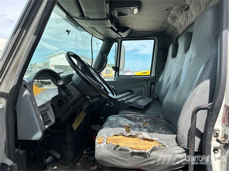 International 4300 Samochody ciężarowe ze skrzynią zamkniętą
