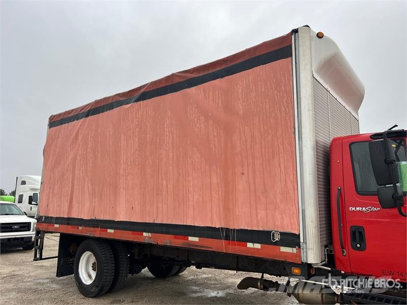 International 4300 Caminhões com cortinas laterais