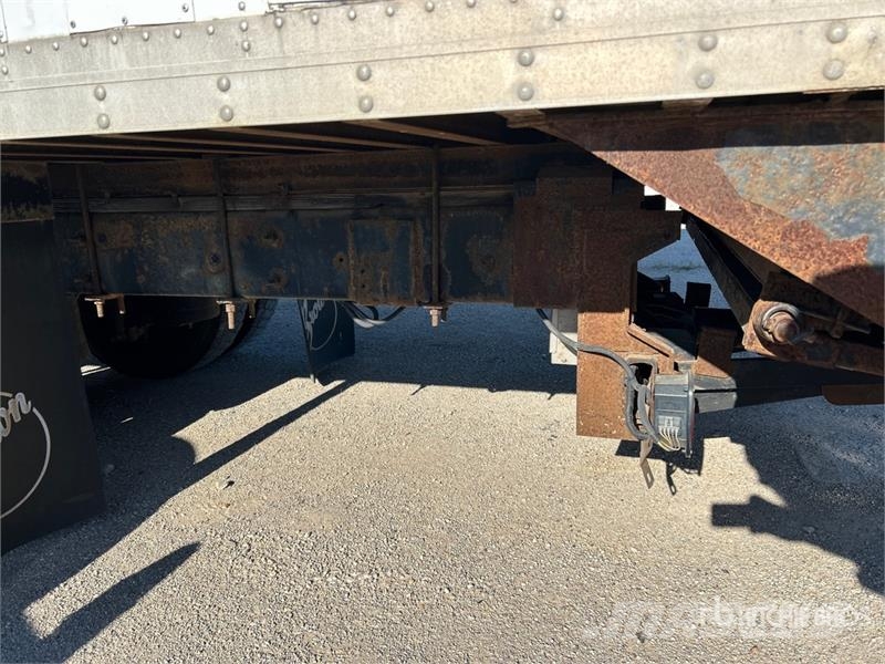 International 4300 Samochody ciężarowe ze skrzynią zamkniętą