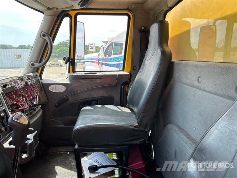 International 4300 Samochody ciężarowe ze skrzynią zamkniętą