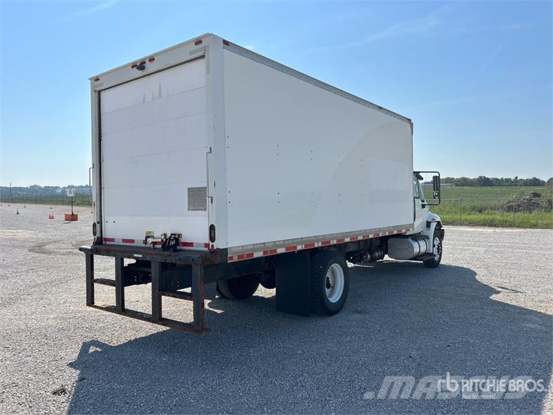 International 4300 شاحنات ذات هيكل صندوقي