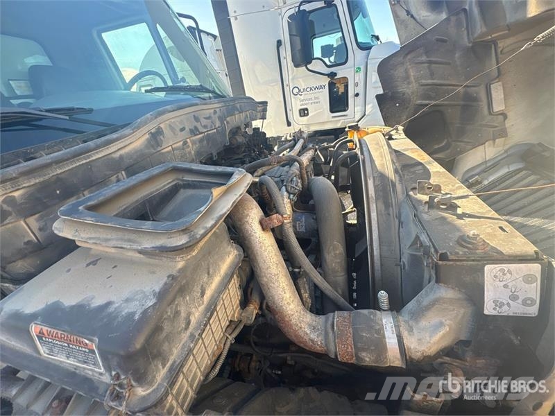 International 4300 شاحنات ذات هيكل صندوقي