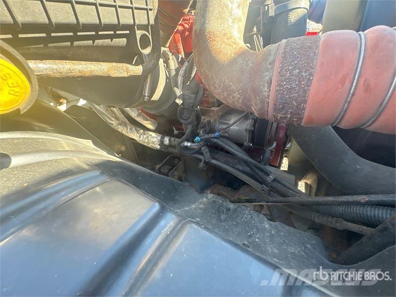 International 4300 Sunkvežimiai su dengtu kėbulu