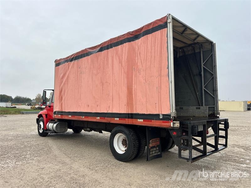International 4300 Caminhões com cortinas laterais