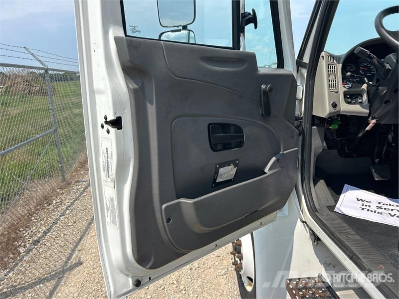 International 4300 Skriňová nadstavba