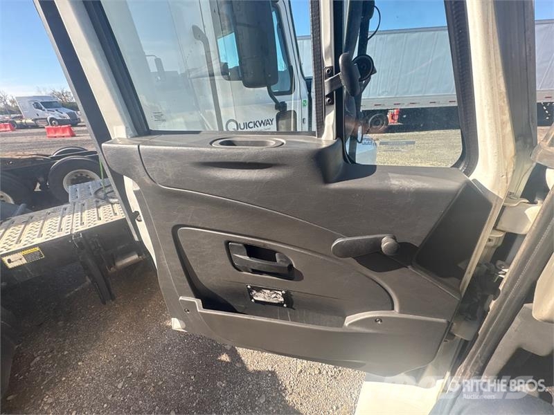 International 4300 شاحنات ذات هيكل صندوقي