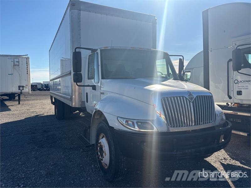 International 4300 شاحنات ذات هيكل صندوقي