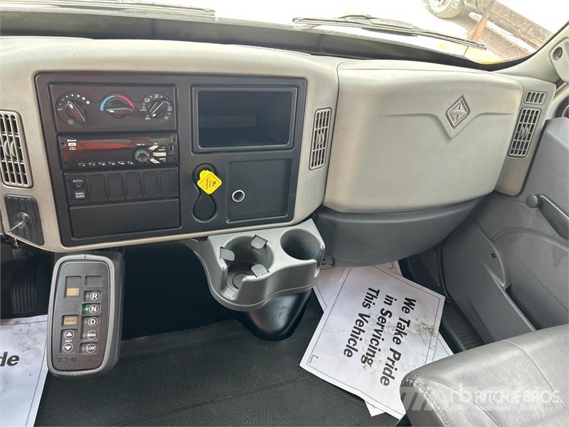 International 4300 Skriňová nadstavba