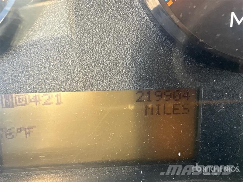International 4300 Sunkvežimiai su dengtu kėbulu