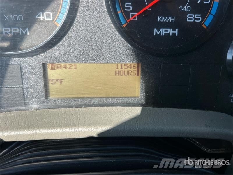 International 4300 شاحنات ذات هيكل صندوقي