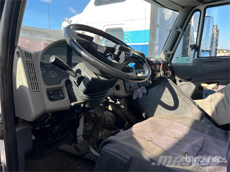 International 4300 Samochody ciężarowe ze skrzynią zamkniętą