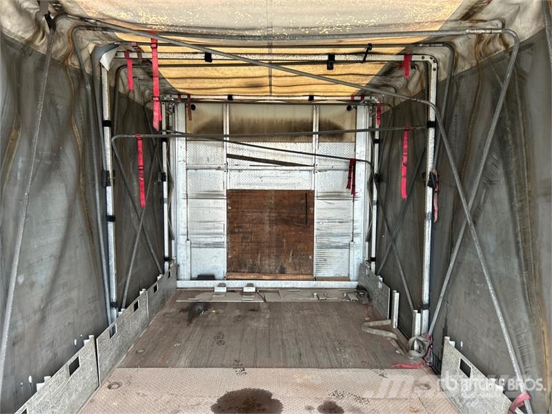 International 4300 Caminhões com cortinas laterais
