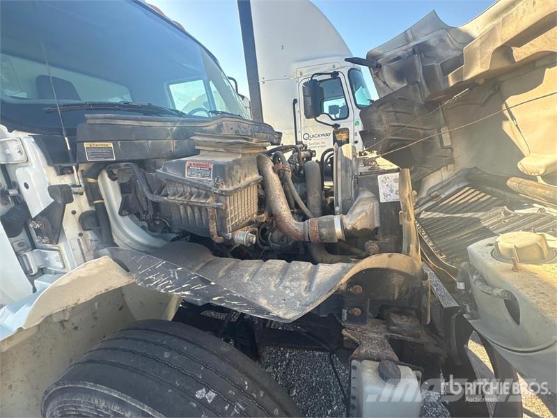 International 4300 شاحنات ذات هيكل صندوقي