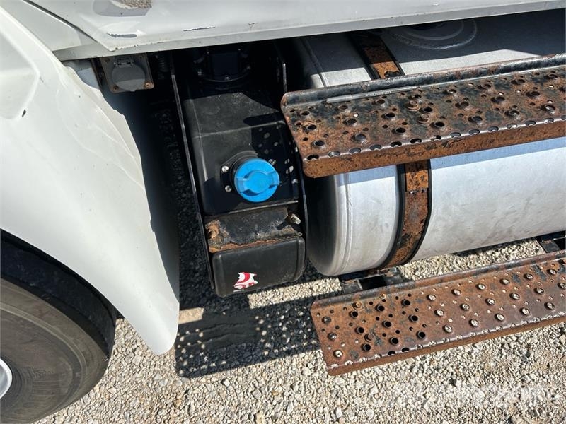 International 4300 شاحنات ذات هيكل صندوقي