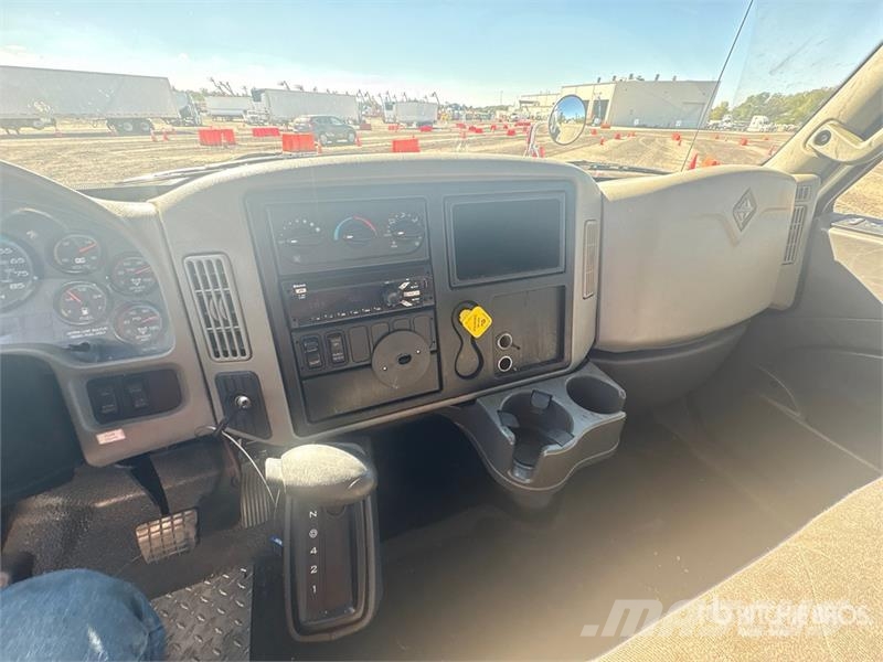 International 4300 Sunkvežimiai su dengtu kėbulu