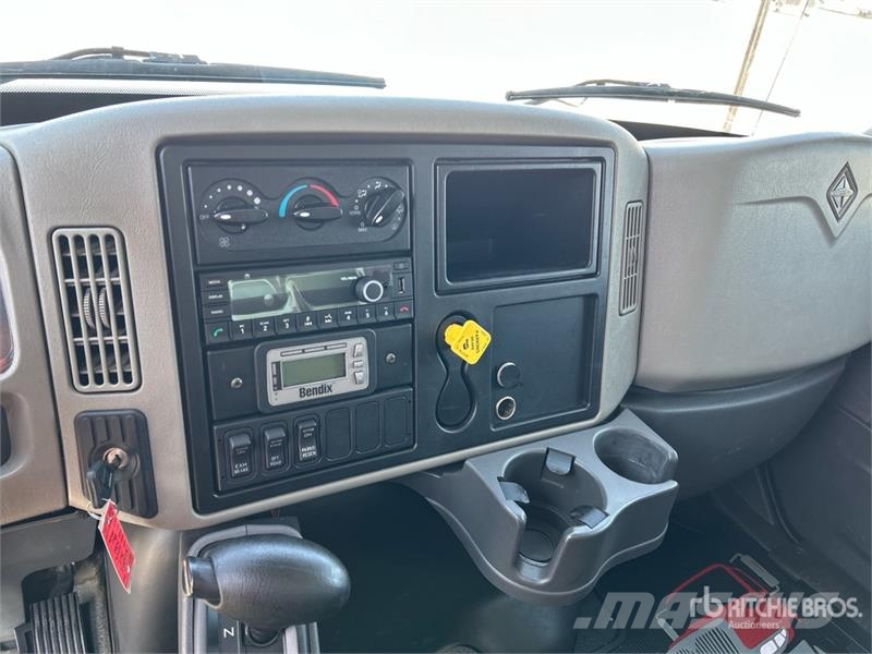 International 4300 شاحنات ذات هيكل صندوقي