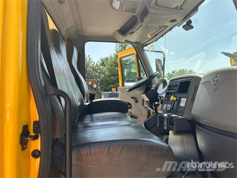 International 4300 Skriňová nadstavba