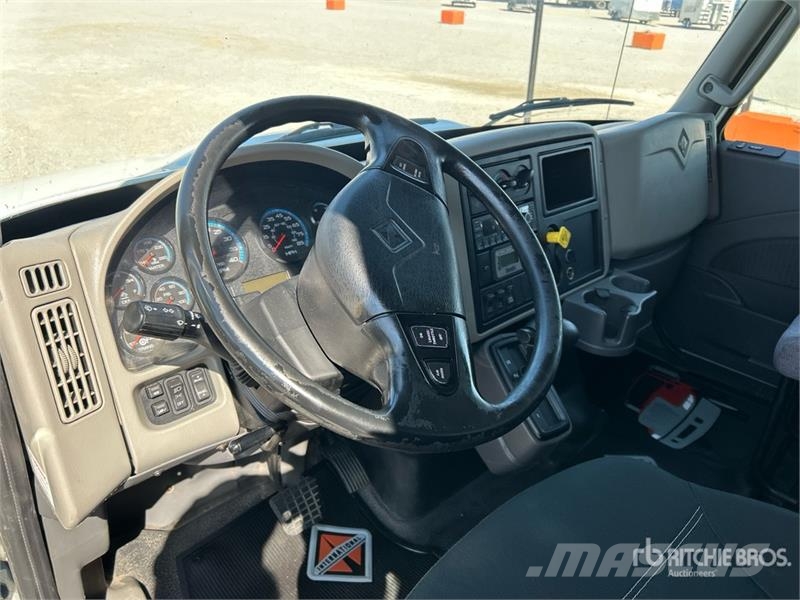 International 4300 شاحنات ذات هيكل صندوقي