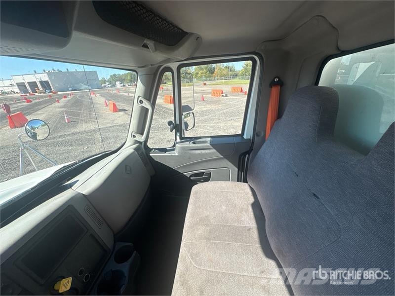 International 4300 Sunkvežimiai su dengtu kėbulu