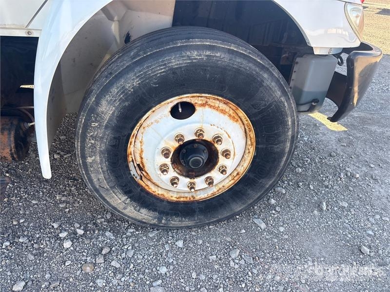 International 4300 شاحنات ذات هيكل صندوقي