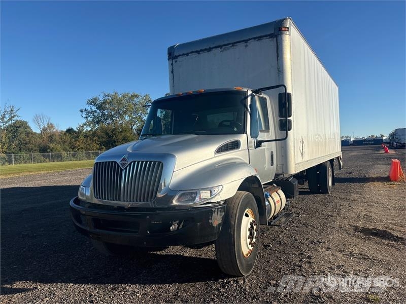 International 4300 شاحنات ذات هيكل صندوقي