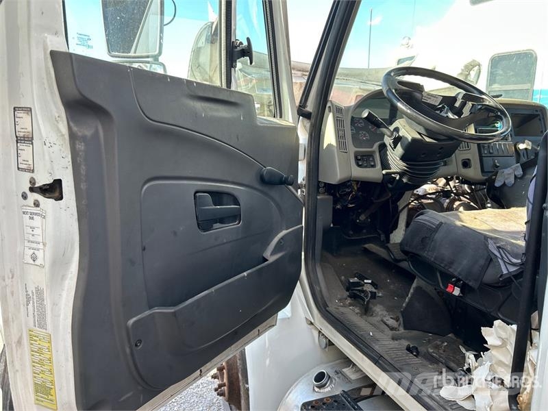 International 4300 Samochody ciężarowe ze skrzynią zamkniętą
