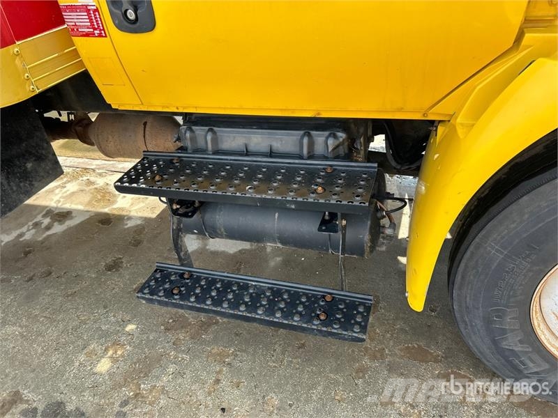 International 4300 Samochody ciężarowe ze skrzynią zamkniętą