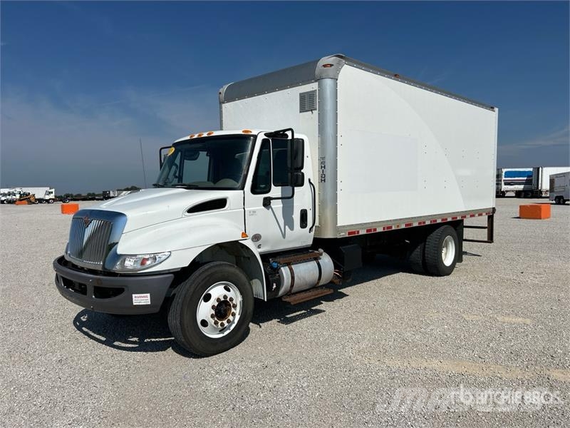 International 4300 شاحنات ذات هيكل صندوقي