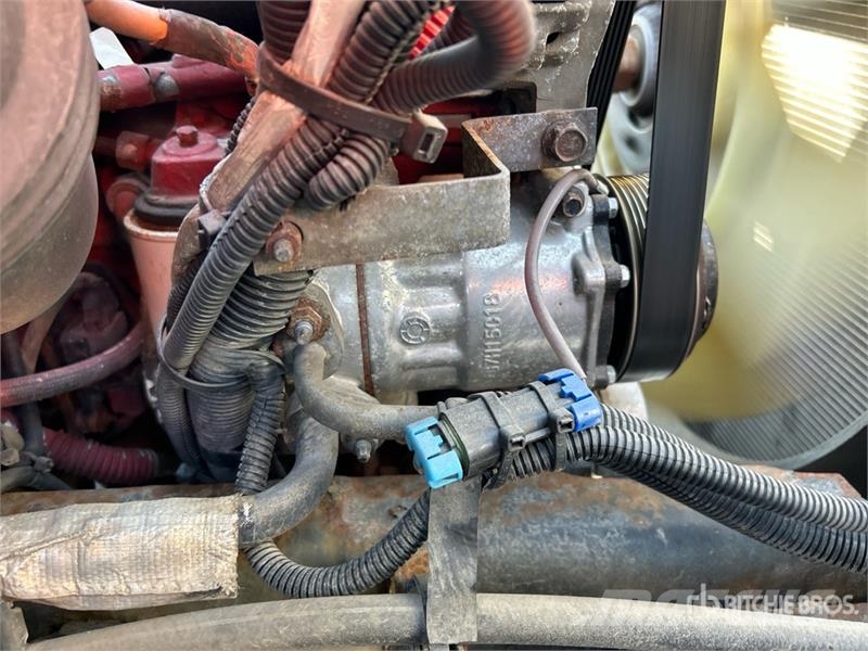 International 4300 شاحنات ذات هيكل صندوقي