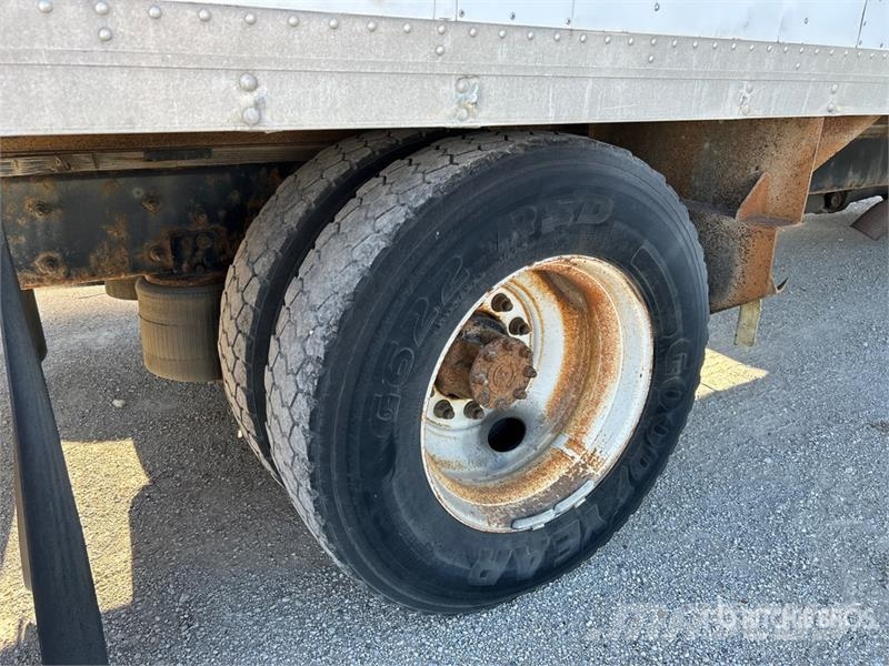 International 4300 Samochody ciężarowe ze skrzynią zamkniętą