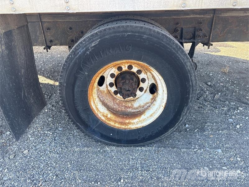 International 4300 شاحنات ذات هيكل صندوقي