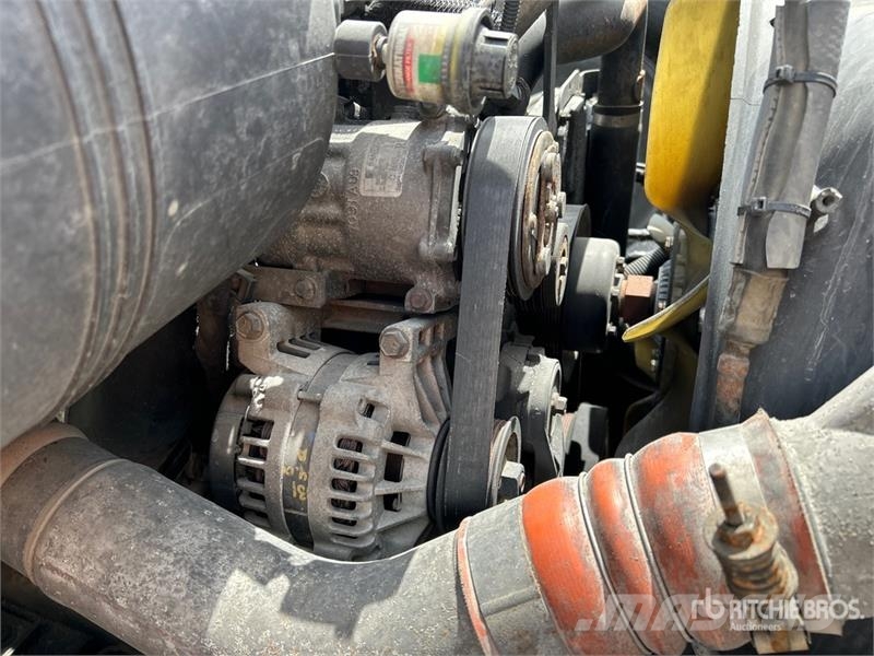 International 4300 Samochody ciężarowe ze skrzynią zamkniętą