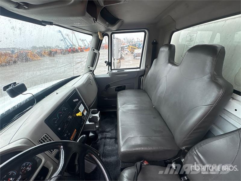 International 4300 Camiones con caja de remolque